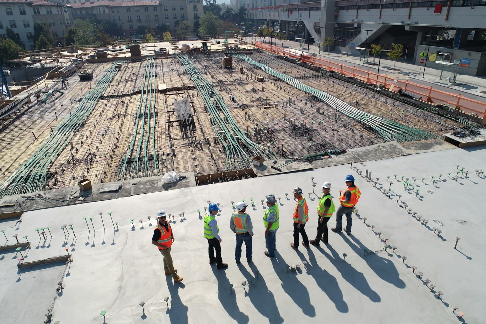 Structure de bâtiment en construction, avec échafaudages
